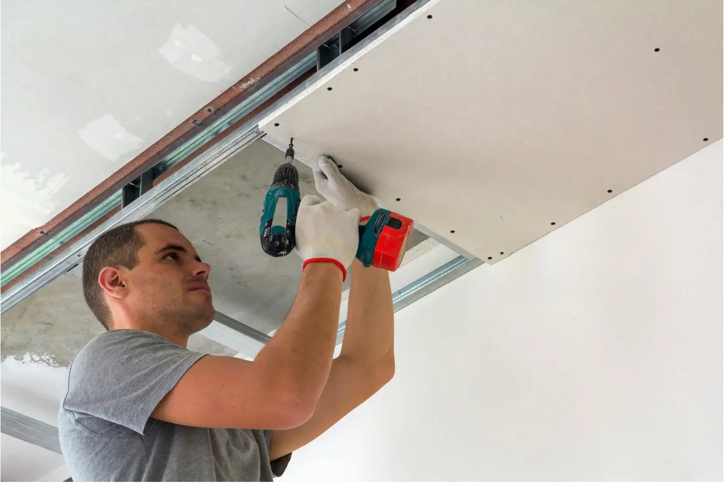 Mimarın müşteriye tadilat projesi üzerinden detayları anlattığı ofis toplantısı