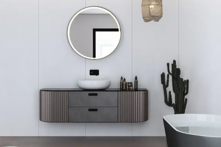 Modern banyo tadilatı için tasarlanmış, duvara monte, çekmeceli ve beyaz çanak lavabolu banyo dolabı.