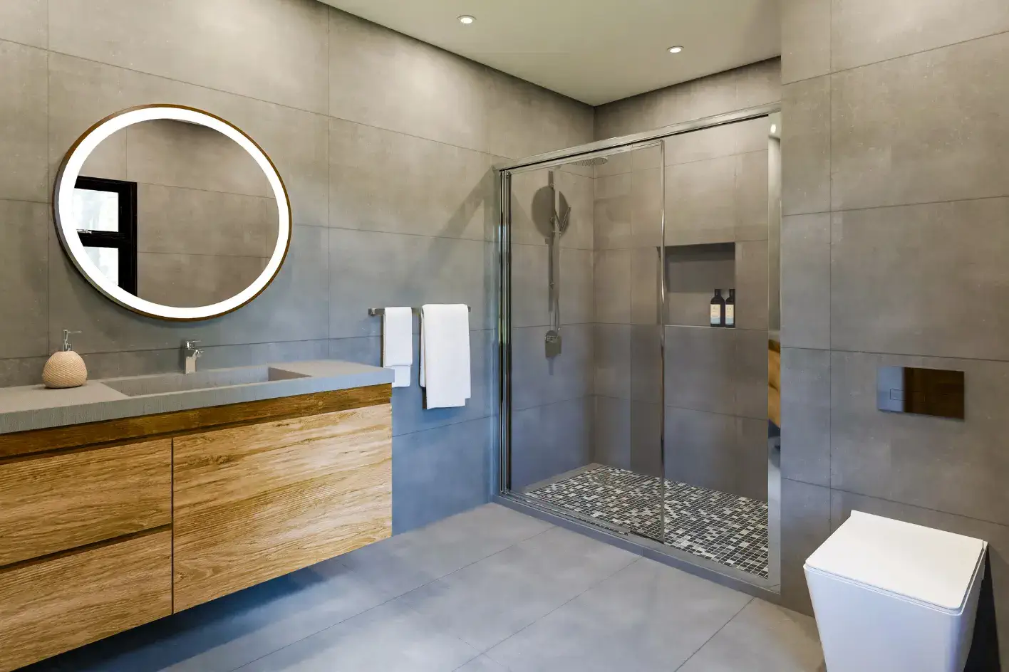 Ahşap banyo dolabı, yuvarlak LED ayna ve gri banyo dekorasyonu.