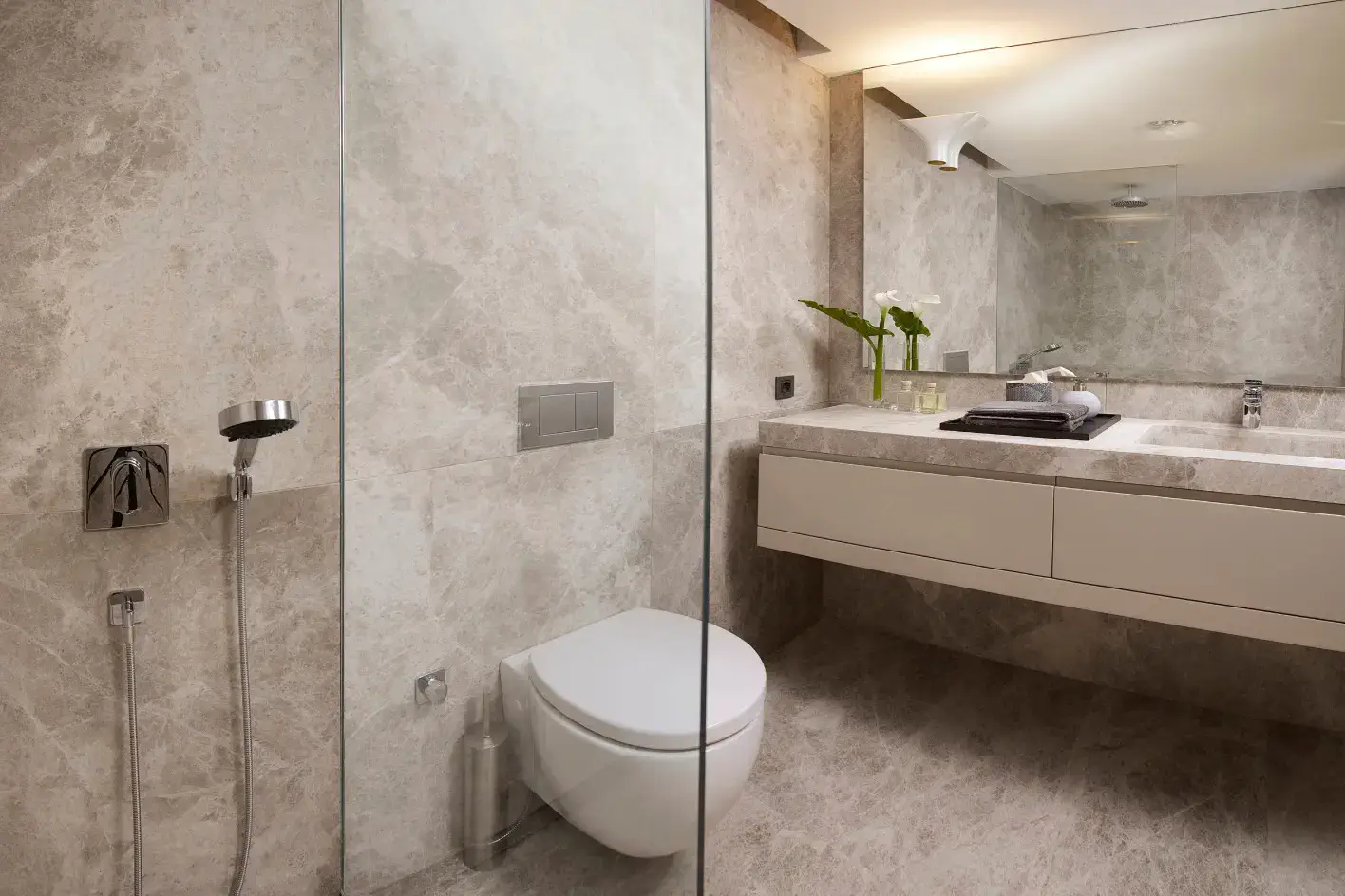 Mermer desenli modern banyo tadilatı ve cam duşakabin.