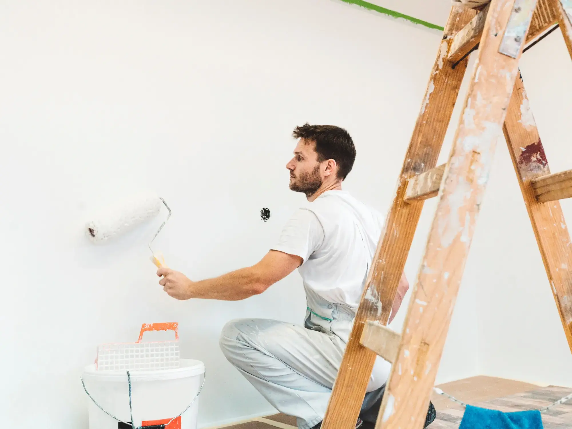 Laminat parke döşemesi yapılmış ve saten alçı üzerine boya uygulanmış pürüzsüz duvarlar.