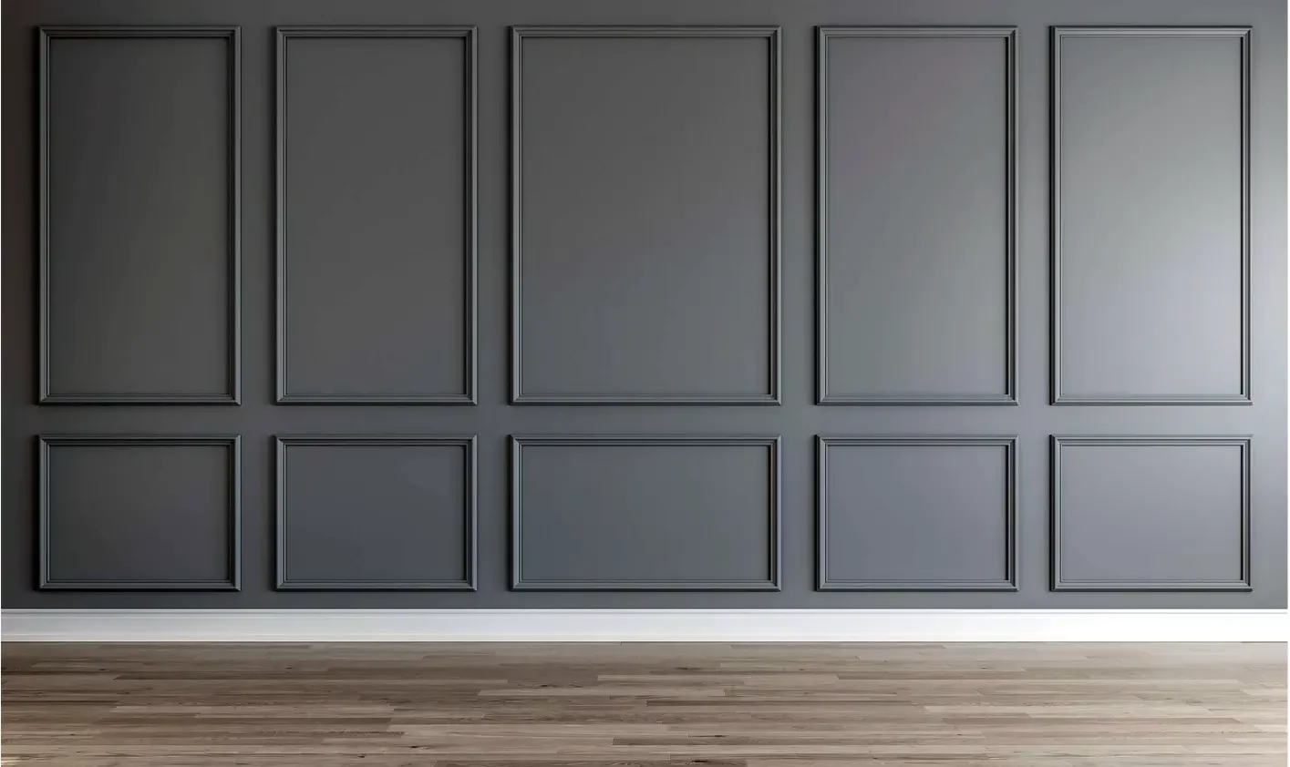 Duvar çıtalama uygulaması yapılmış bir duvar görseli.