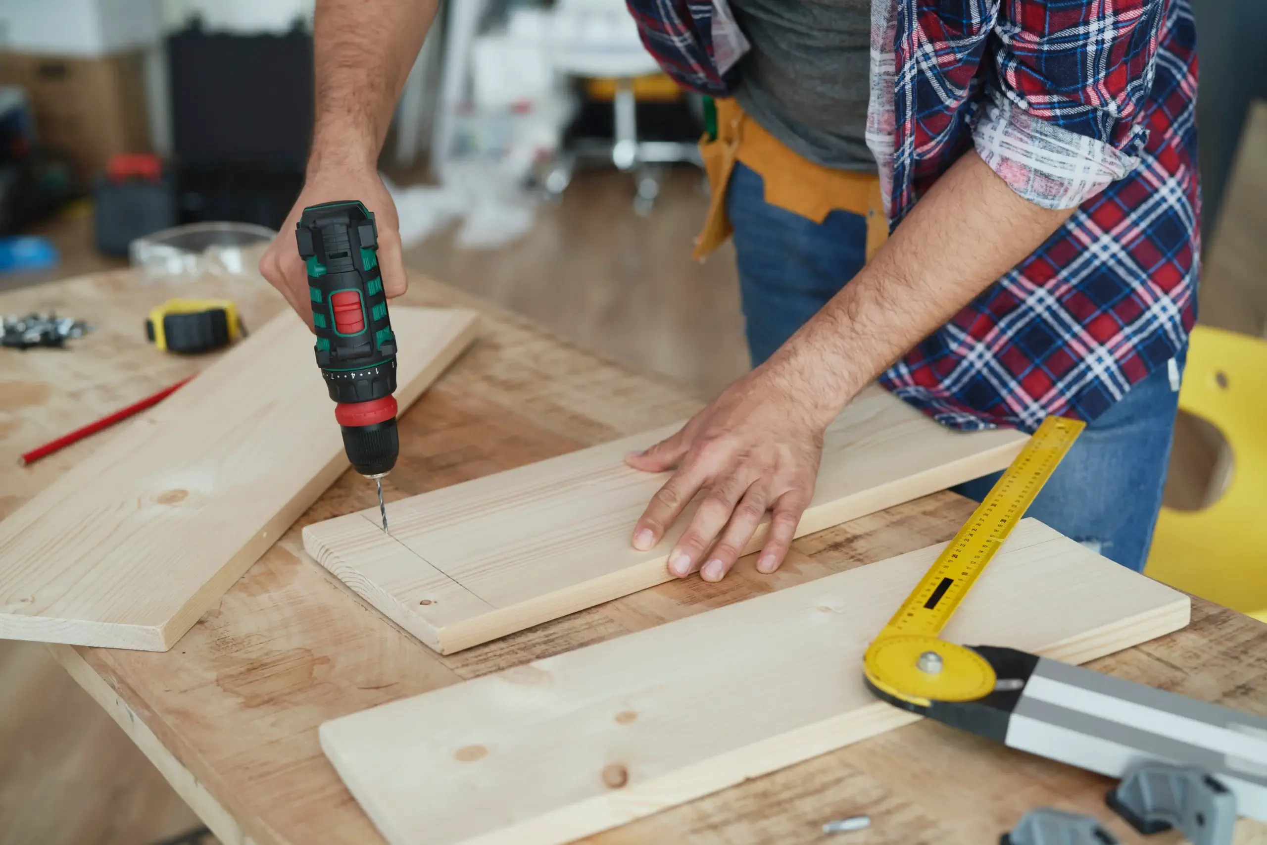 Marangoz atölyesinde üretim ve montaj detaylarını gösteren görsel