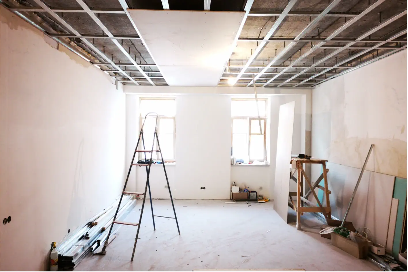 Boyaya hazır pürüzsüz saten alçı çekilmiş duvar yüzeyi