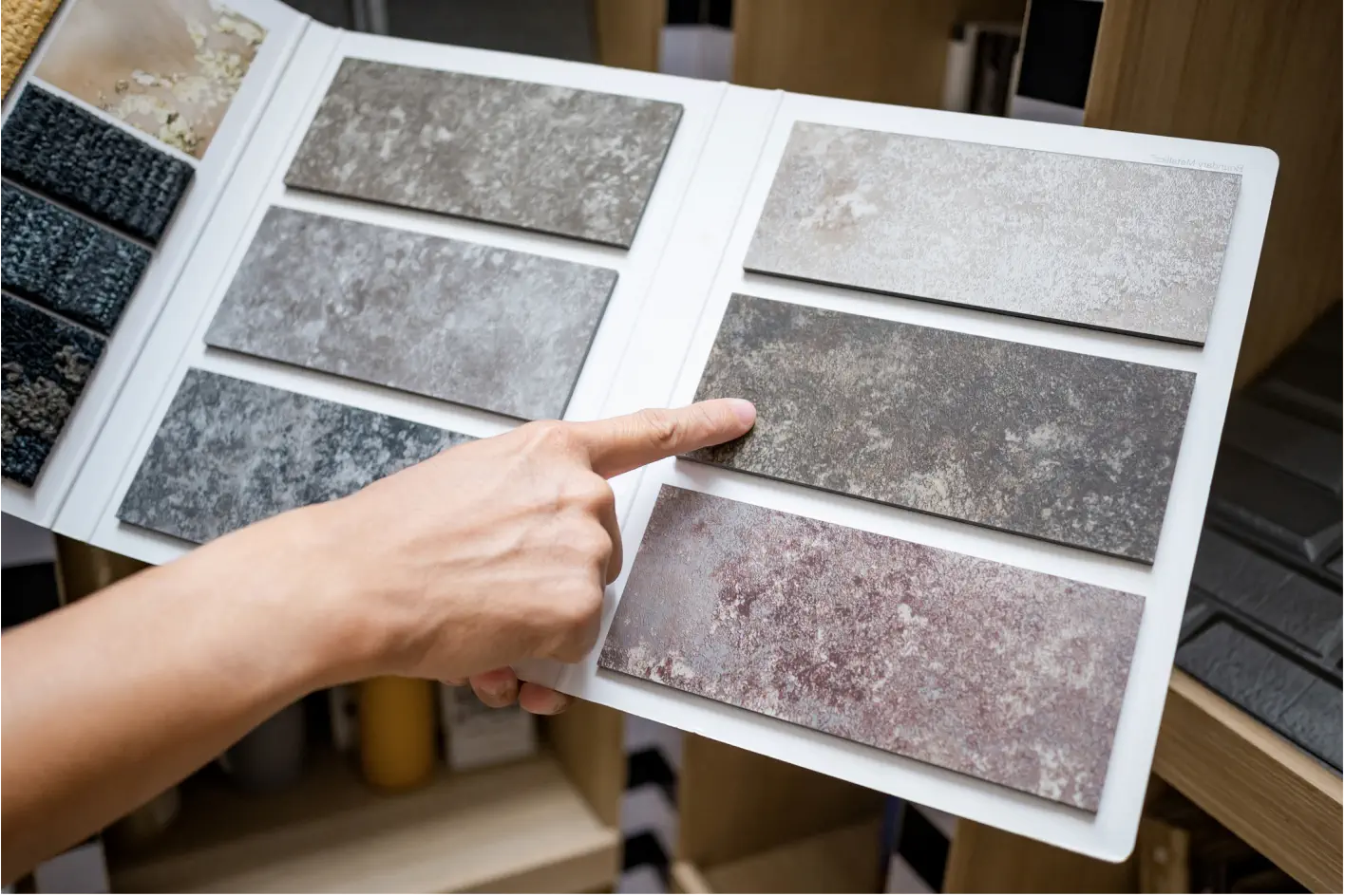 Seramik kataloğunu inceleyen müşteri