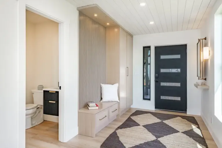 Ahşap çıtalı, oturma banklı ve dolaplı, modern antre (giriş holü) için tasarlanmış vestiyer.